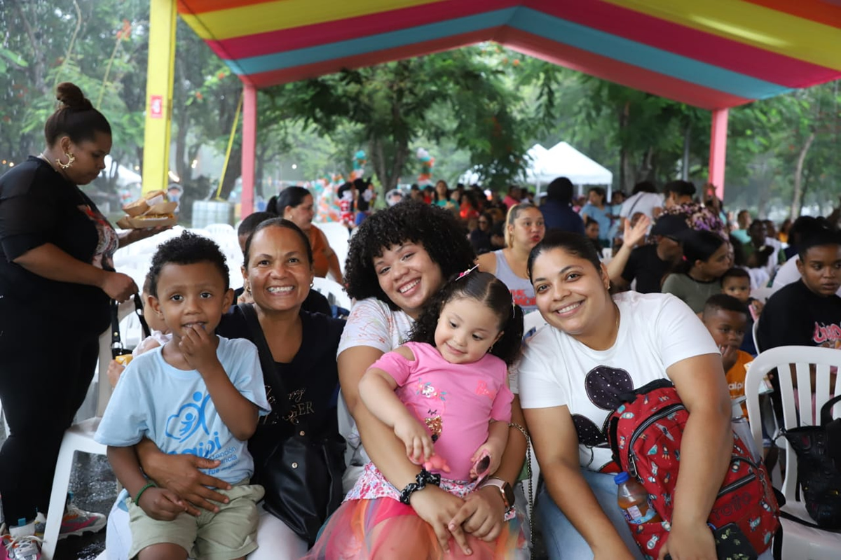 Directora del INAIPI destaca compromiso del Gobierno con una inversión inclusiva e igualitaria en la primera infancia vulnerable Familia alegre en la actividad “Mi Verano en Familia”