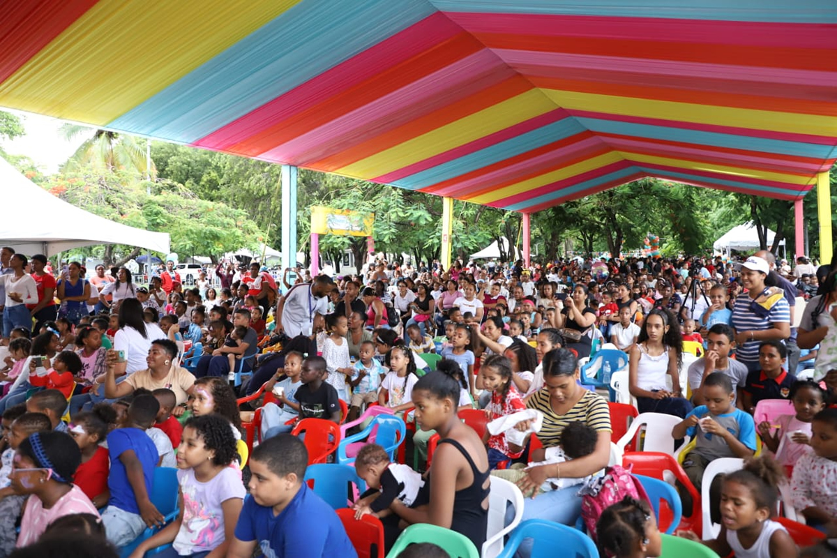 Directora del INAIPI destaca compromiso del Gobierno con una inversión inclusiva e igualitaria en la primera infancia vulnerable Participantes de la actividad de “Mi Verano en Familia”