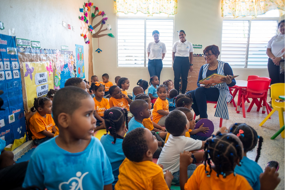 Josefa Castillo Rodríguez, directoria del INAIPI, lee cuento a los niño en el aula en el inicio de apertura para el año 2025-2026 