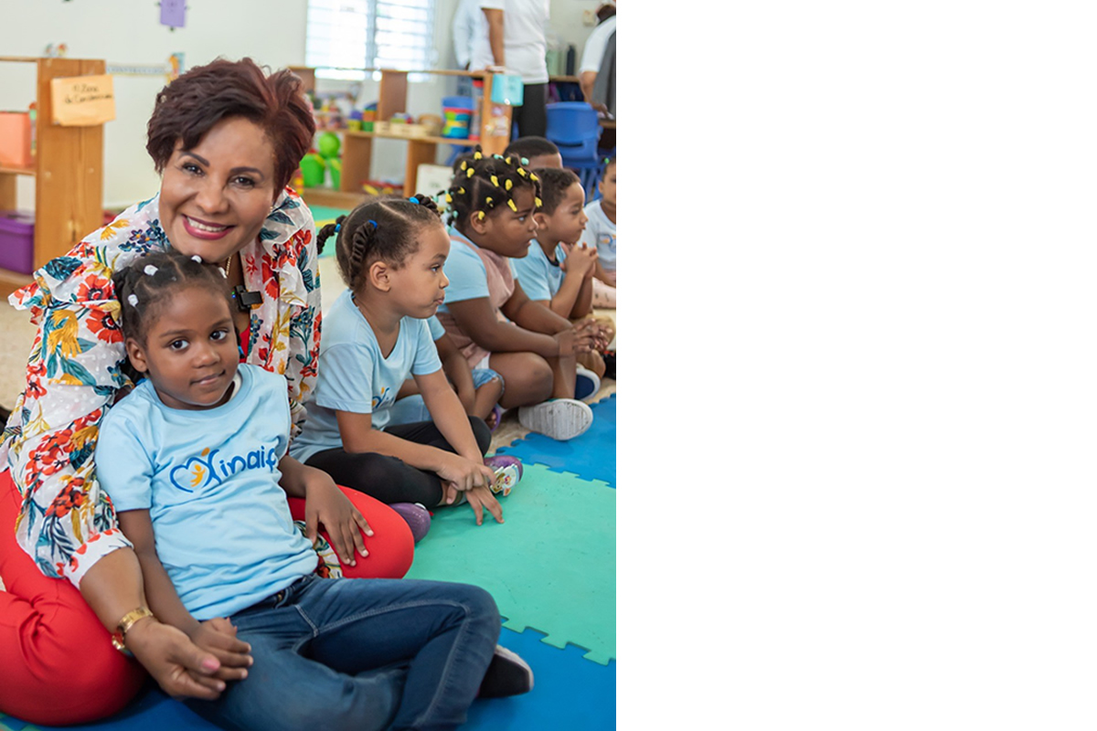 Josefa Castillo Rodríguez, directora ejecutiva del INAIPI, comparte con los niños del Centro 