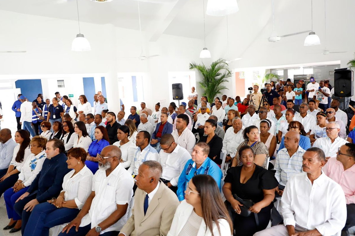 Vista de los presentes en el acto de inauguración