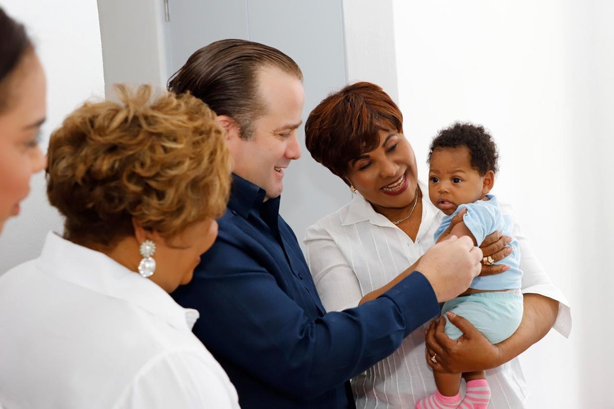 José Ignacio Paliza, ministro de la Presidencia junto a Josefa Castillo Rodríguez, directora ejecutiva del INAIPI con bebe en brazos 