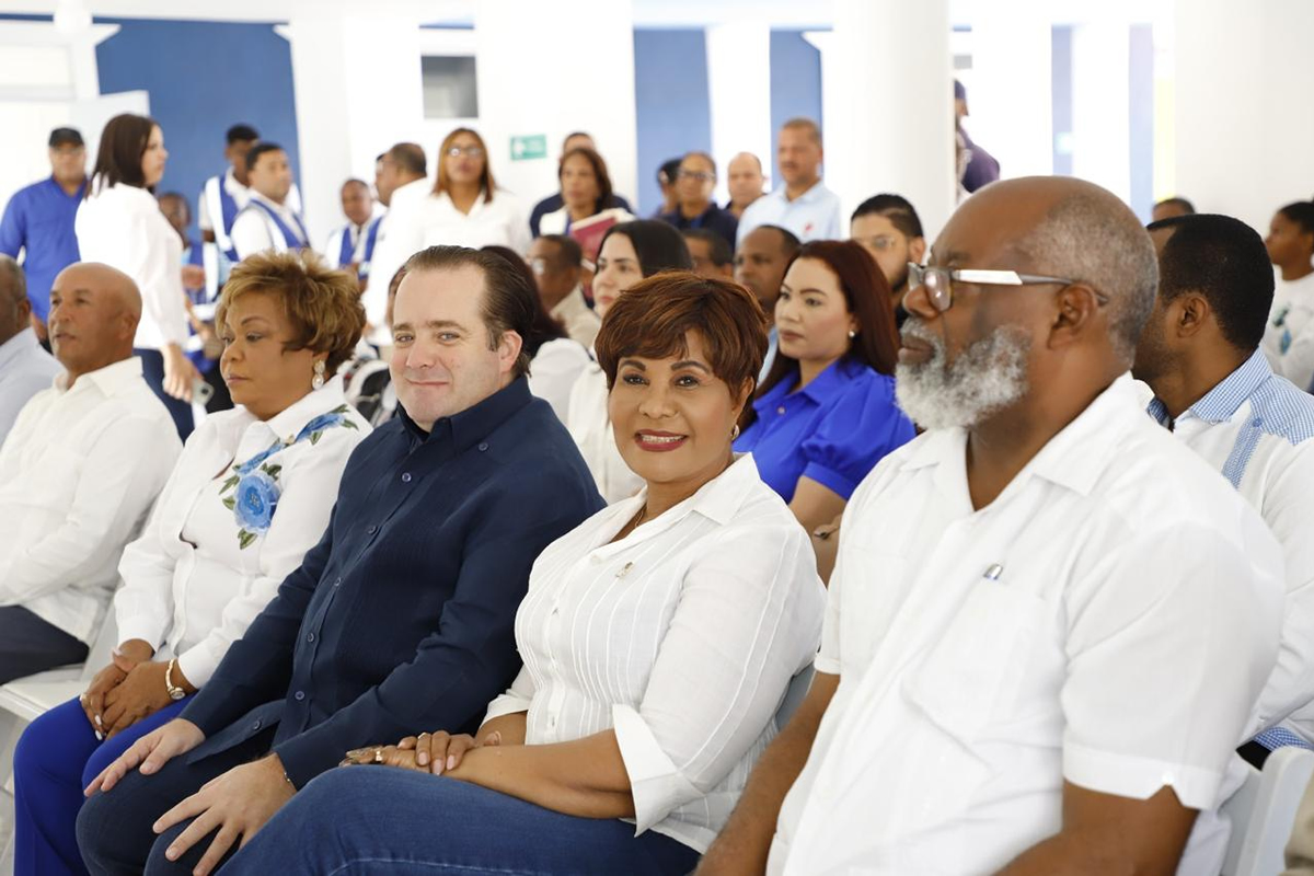 José Ignacio Paliza, ministro de la Presidencia junto a Josefa Castillo Rodríguez, directora ejecutiva del INAIPI junto a invitados en la inauguración del CAIPI Guaricano I