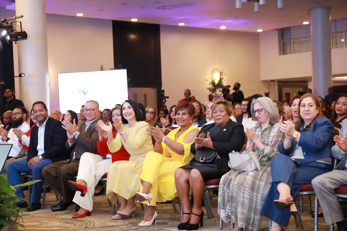 Raquel Arbaje, primera dama de la Republica Dominicana y Josefa Castillo, directora ejecutiva del INAIPI en la apertura del IV Seminario Internacional sobre Primera Infancia, Oportunidades para un Futuro Sostenible