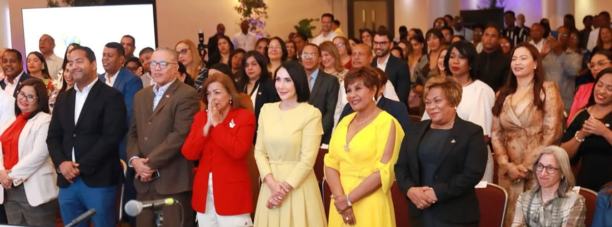 Raquel Arbaje, primera dama de la Republica Dominicana y Josefa Castillo, directora ejecutiva del INAIPI en la apertura del IV Seminario Internacional sobre Primera Infancia, Oportunidades para un Futuro Sostenible