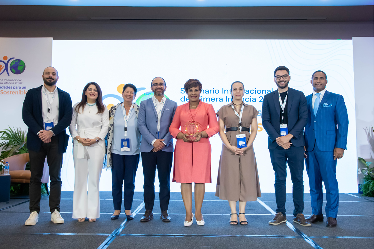 Josefa Castillo Rodríguez, directora ejecutiva del INAIPI, recibe reconocimiento en la culminación del Seminario Internacional de la Primera Infancia