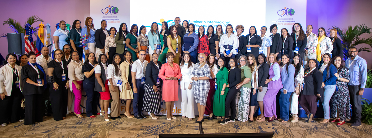 Josefa Castillo Rodríguez, directora ejecutiva del INAIPI, al centro, junto a participantes y colaboradores en la culminación del Seminario