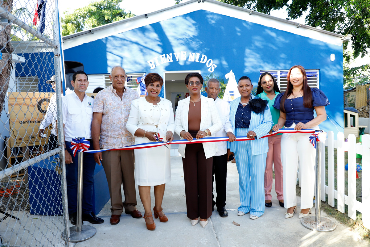 Josefa Castillo Rodríguez, directora ejecutiva del INAIPI corta cinta en la inauguración Centro de Atención Integral a la Primera Infancia Comunitario (CAIPI C) San Rafael del Yuma