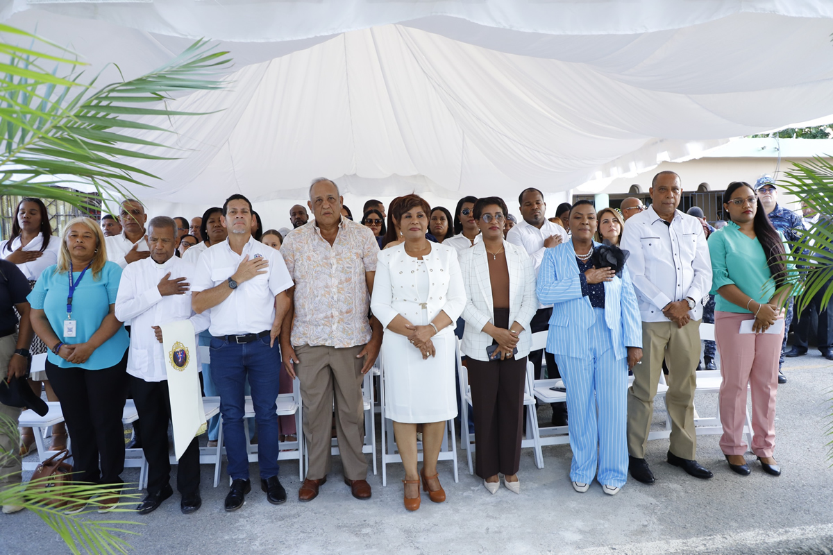 Josefa Castillo Rodríguez, directora ejecutiva del INAIPI en el centro junto a los presentes en la inauguración Centro de Atención Integral a la Primera Infancia Comunitario (CAIPI C) San Rafael del Yuma