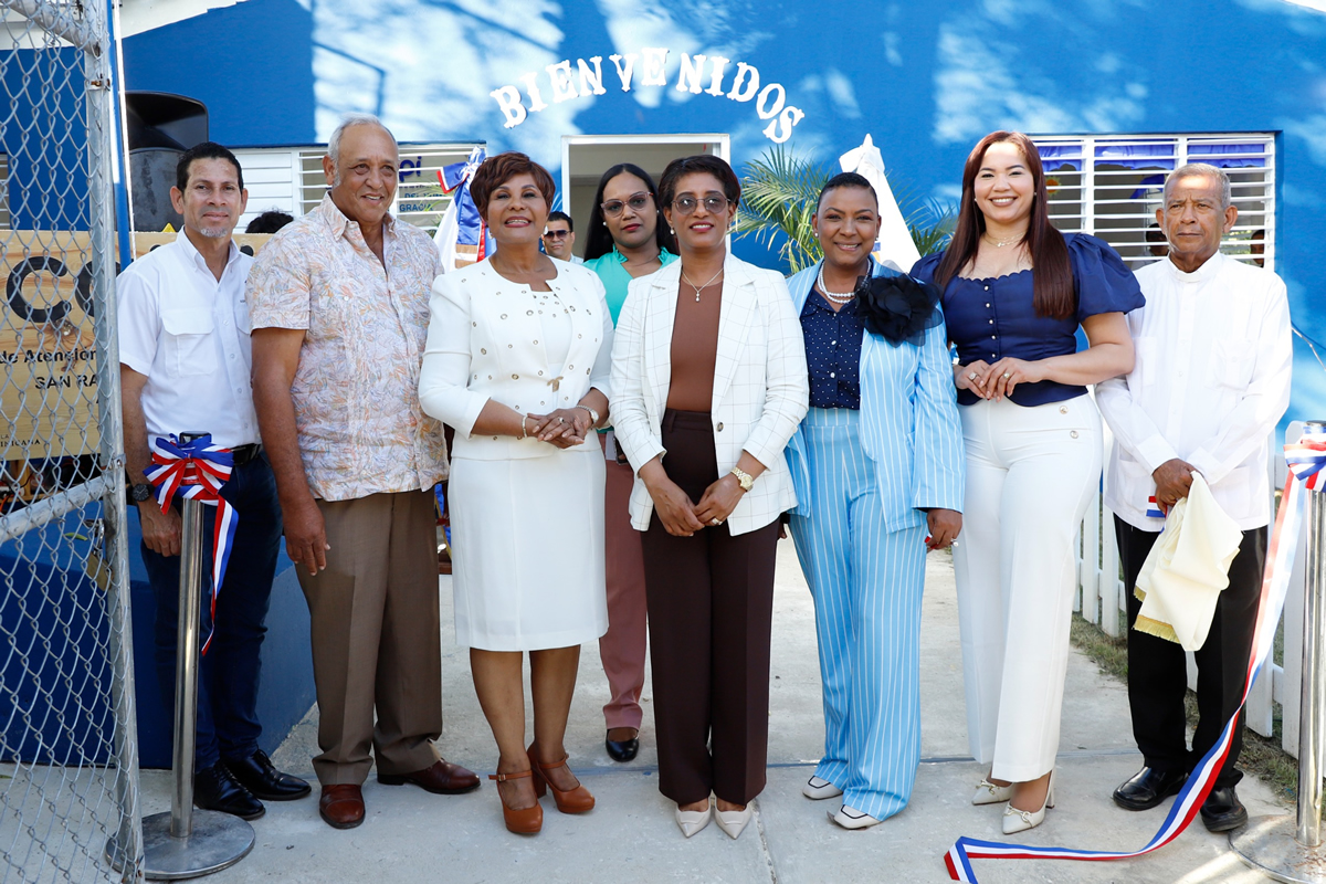 Josefa Castillo Rodríguez, directora ejecutiva del INAIPI junto a Deysi de Oleo, gobernadora provincial y otros directivos en la inauguración Centro de Atención Integral a la Primera Infancia Comunitario (CAIPI C) San Rafael del Yuma