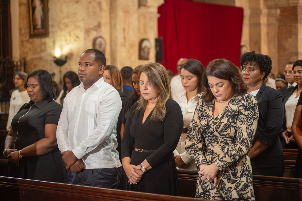 Colaboradores presentes en el acto solemne