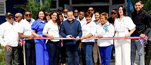 José Ignacio Paliza, ministro de la Presidencia corta cinta en la inauguración del CAIPI Guaricano I