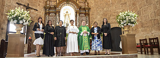 Josefa Castillo Rodríguez, directora ejecutiva del INAIPI, al centro, en la misa en conmemoración del onceavo aniversario de la Institución