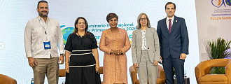 Josefa Castillo Rodríguez, directora ejecutiva del INAIPI, junto a algunos expositores en el Seminario Internacional de la Primera Infancia
