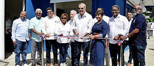 Luis Abinader, presidente de la República Dominicana corta cinta en la inauguración del Centro de Atención Integral a la Primera Infancia Comunitario (CAIPI C) La Ureña junto a Josefa Castillo Rodríguez, directora ejecutiva del INAIPI 