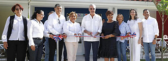 Luis Abinader, presidente de la República Dominicana, junto a junto a Josefa Castillo Rodríguez, directora ejecutiva del INAIPI, corta cinta en la inauguración del CAIPI Villa Aura